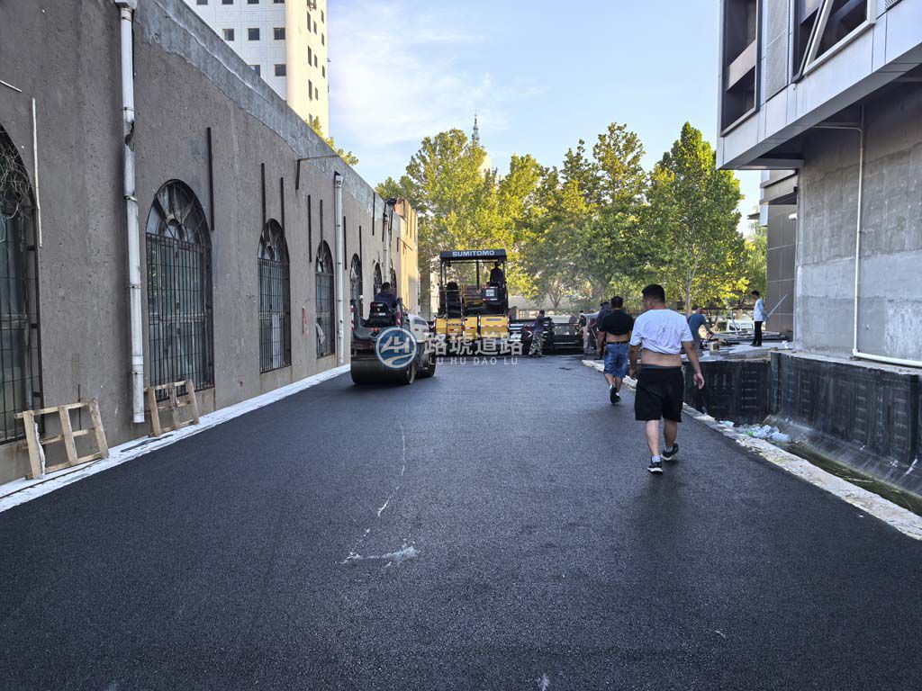 打造高端商务环境：郑州永康商务楼周边沥青路面标准化施工实录
