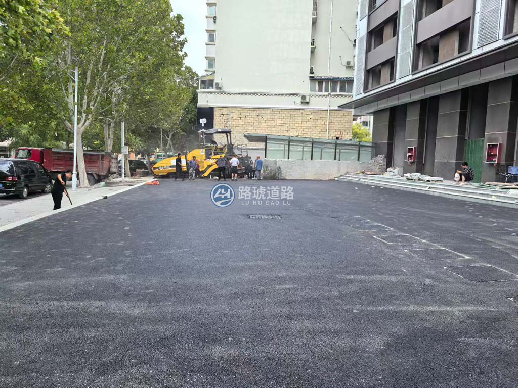 路琥道路使用戴纳派克压路机在永康商务楼施工