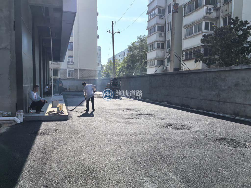 路琥道路商务区沥青路面摊铺施工