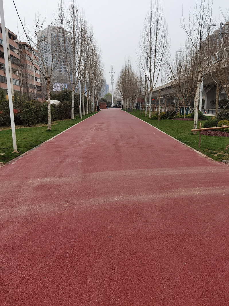 郑州北三环人行道红色沥青摊铺