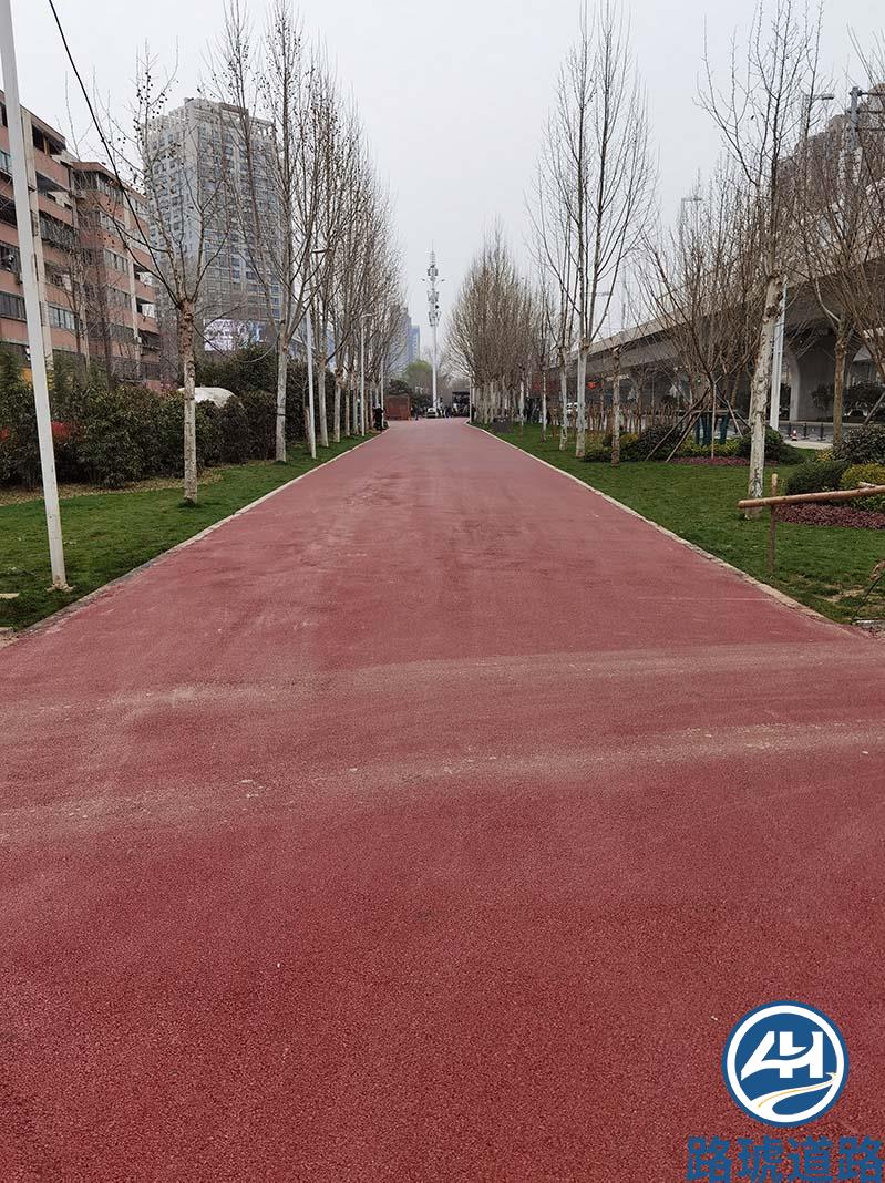 郑州北三环人行道红色沥青摊铺(图1)