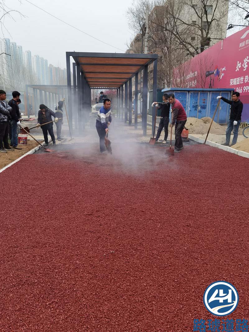 郑州北三环人行道红色沥青摊铺(图2)