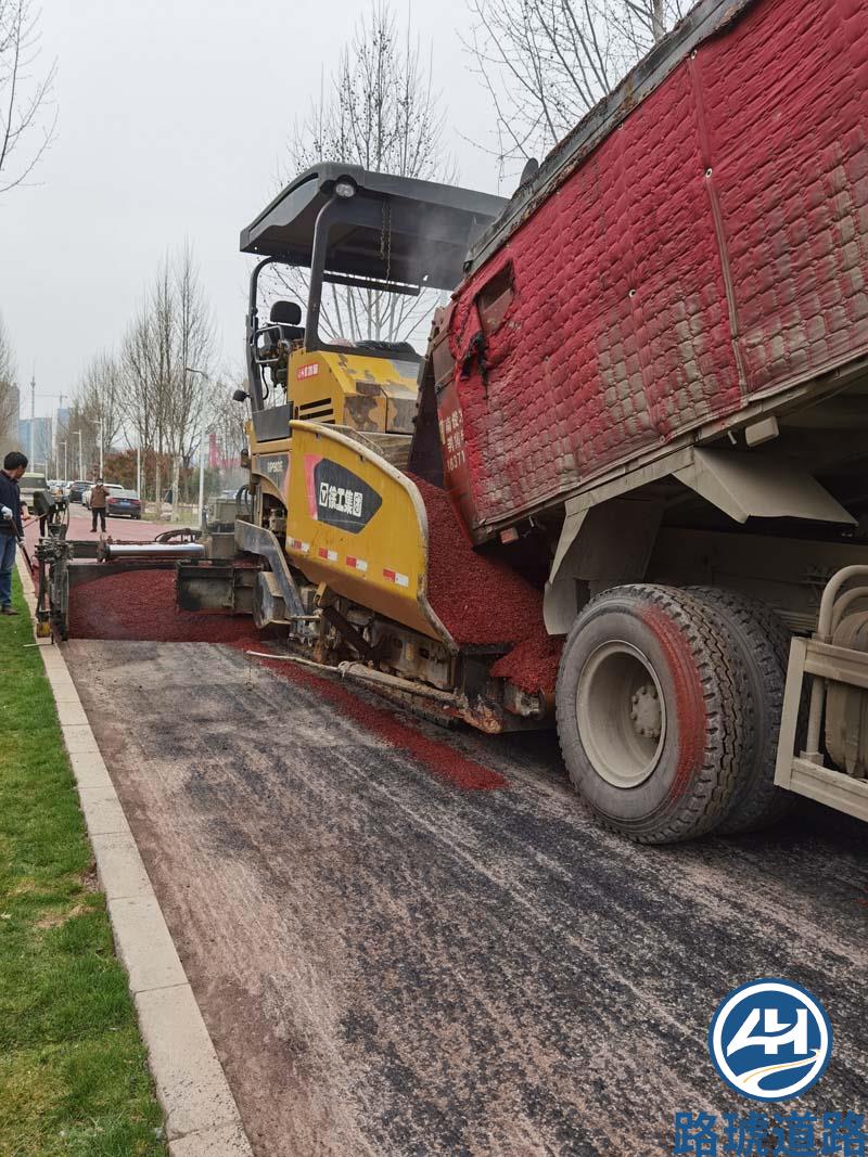 郑州北三环人行道红色沥青摊铺(图4)