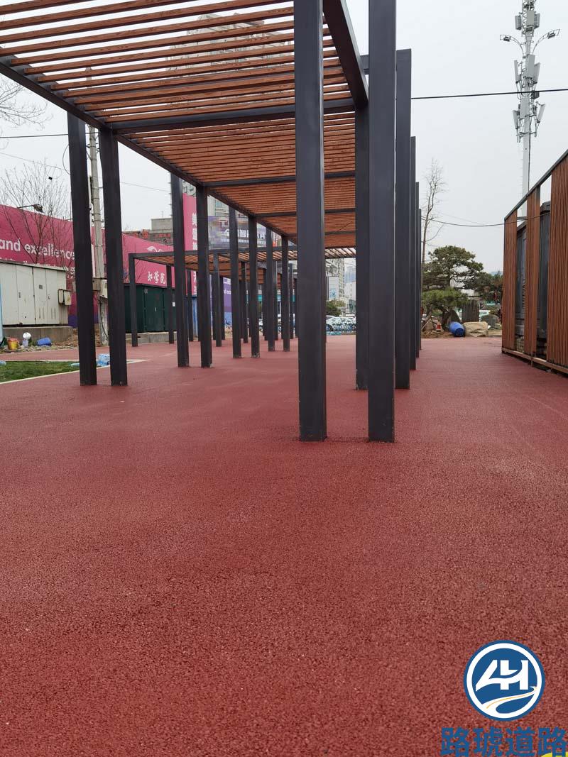 郑州北三环人行道红色沥青摊铺(图3)