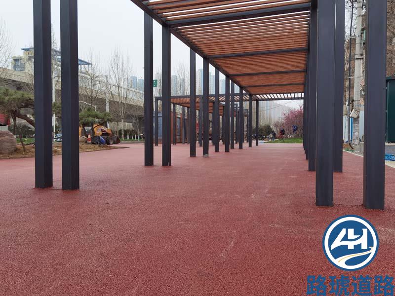 郑州北三环人行道红色沥青摊铺(图6)