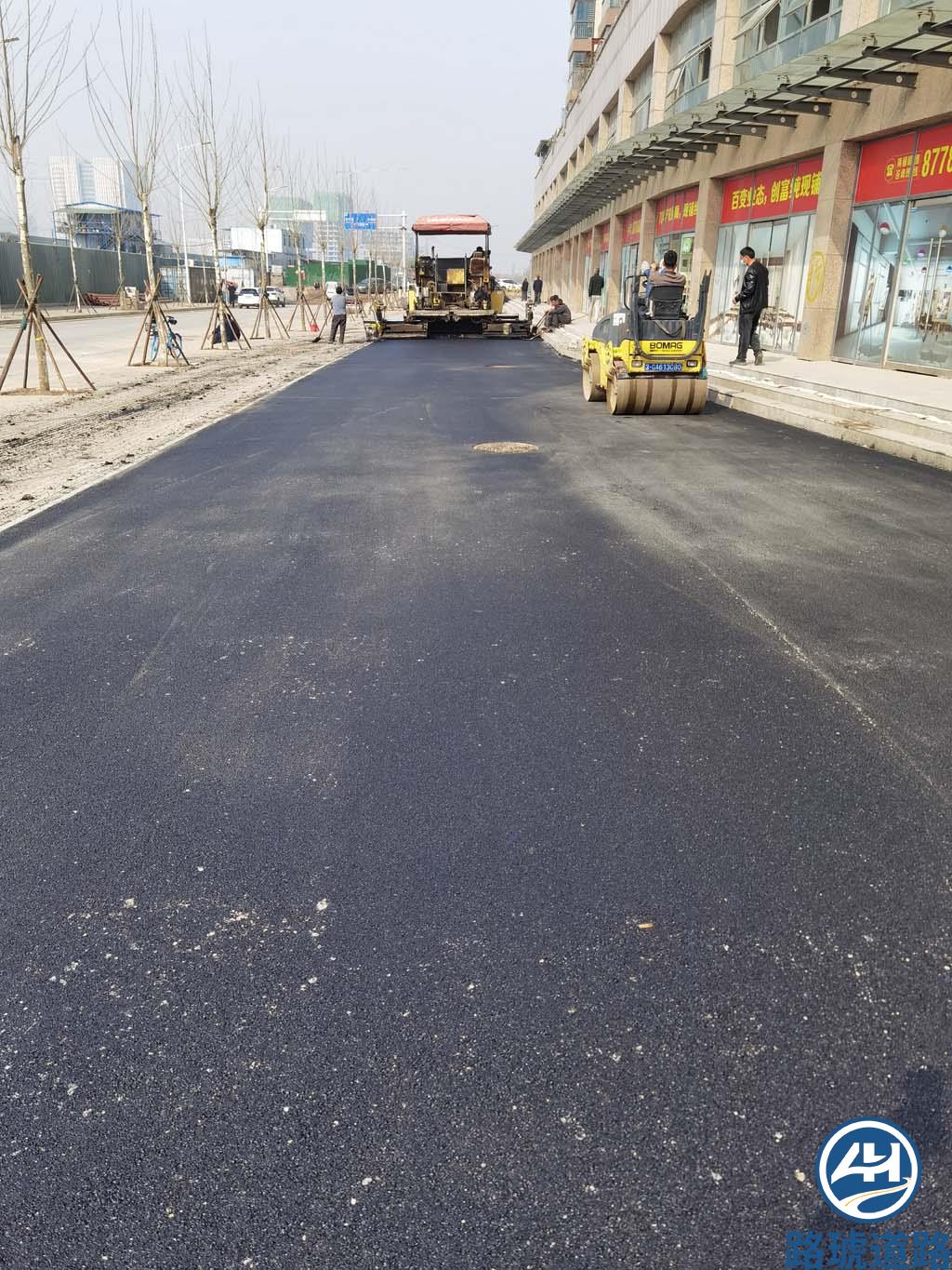 郑州西三环阳光花苑沥青路面摊铺(图1)