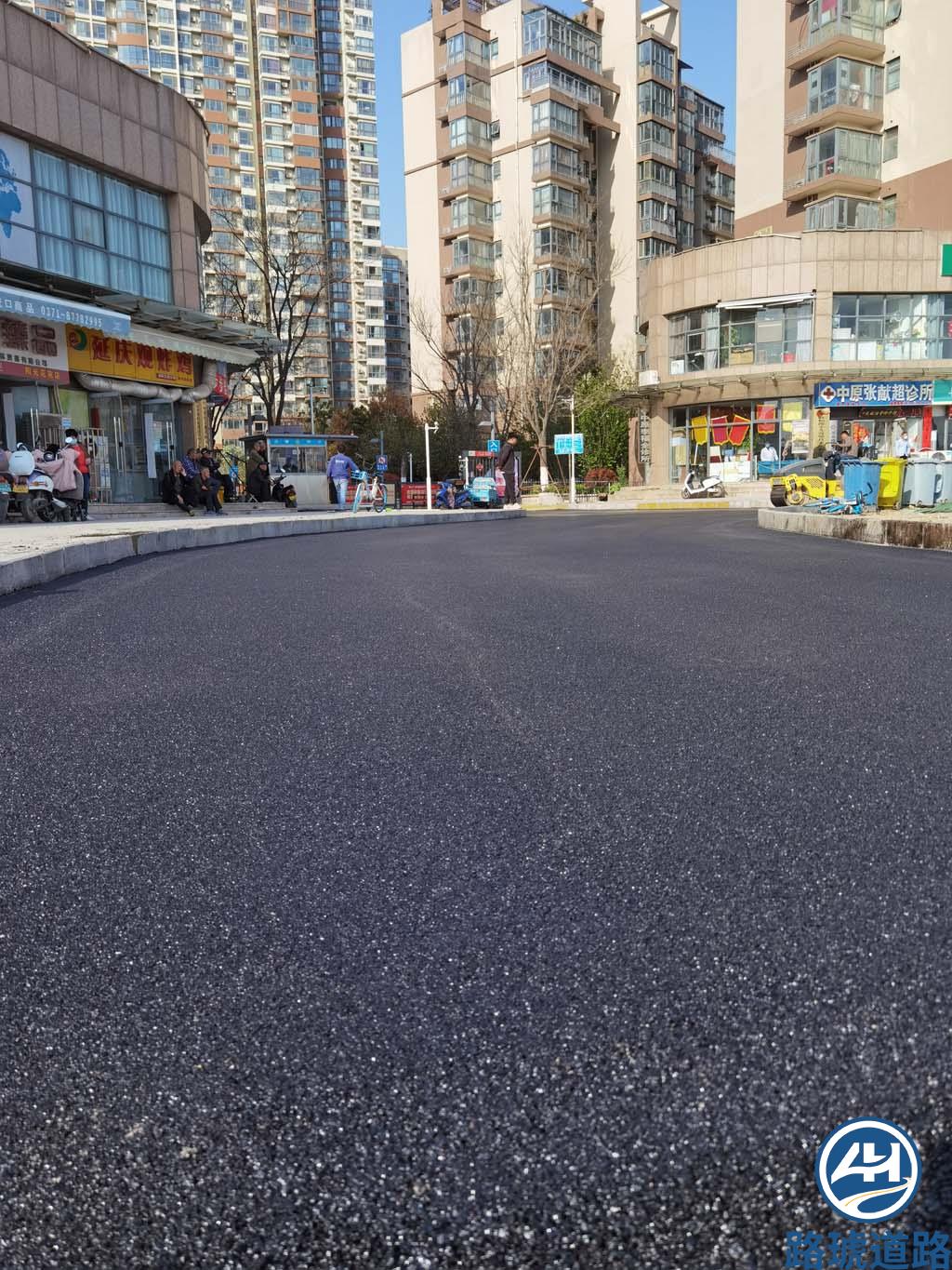 郑州西三环阳光花苑沥青路面摊铺(图2)