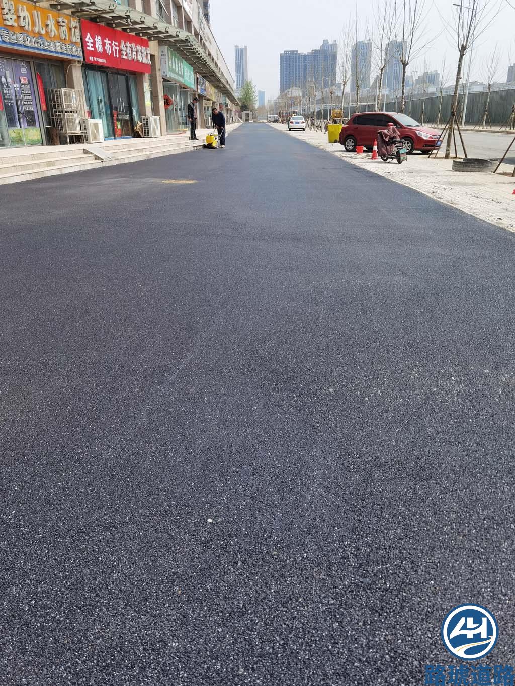 郑州西三环阳光花苑沥青路面摊铺(图3)