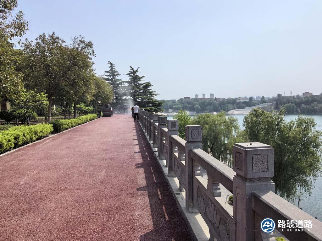 郑州尖岗水库红色沥青摊铺现场(图1)
