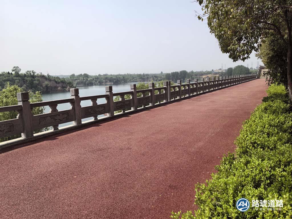 郑州尖岗水库红色沥青摊铺现场(图2)