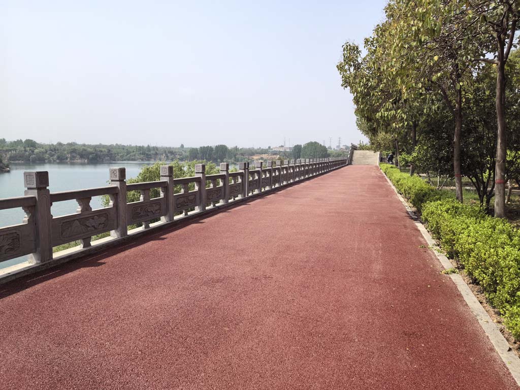 郑州尖岗水库红色沥青摊铺现场