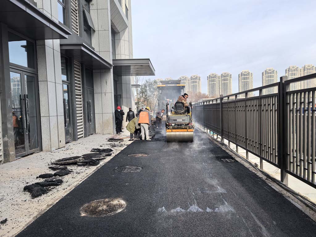 筑牢生命通道：郑州新建小区消防通道沥青路面高标准摊铺完成